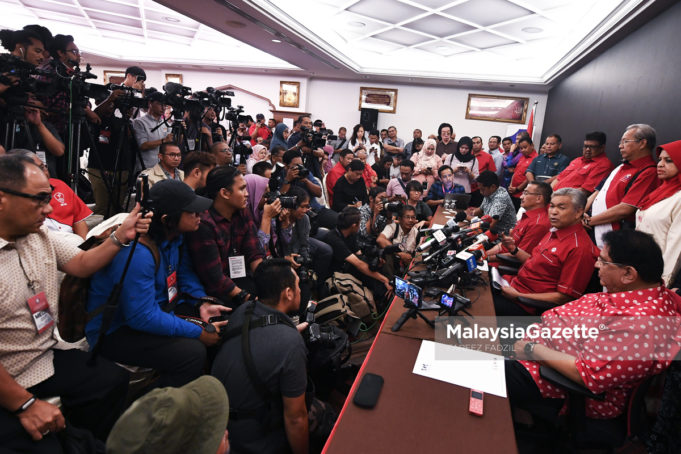 Pemangku Presiden UMNO, Datuk Seri Ahmad Zahid Hamidi (duduk, dua kanan) bercakap pada sidang akhbar khas Majlis Tertinggi UMNO di Menara Dato' Onn, Pusat Dagangan Dunia Putra (PWTC), Kuala Lumpur. foto FAREEZ FADZIL, 14 MEI 2018.