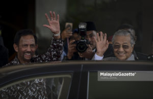 Sultan Brunei, Sultan Hassanal Bolkiah melambai tangan bersama Perdana Menteri, Tun Dr. Mahathir Mohamad kepada pengamal media ketika mengunjungi perdana menteri di Yayasan Kepimpinan Perdana, Putrajaya. foto HAZROL ZAINAL, 14 MEI 2018.