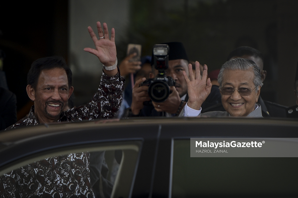 Sultan Brunei, Sultan Hassanal Bolkiah melambai tangan bersama Perdana Menteri, Tun Dr. Mahathir Mohamad kepada pengamal media ketika mengunjungi perdana menteri di Yayasan Kepimpinan Perdana, Putrajaya. foto HAZROL ZAINAL, 14 MEI 2018.