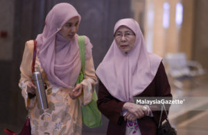 Datuk Seri Dr. Wan Azizah Wan Ismail berkata, beliau tidak tahu tentang khabar angin bahawa anaknya Nurul Izzah Anwar akan melangsungkan perkahwinan dengan Yang di-Pertuan Agong, Sultan Muhammad V.