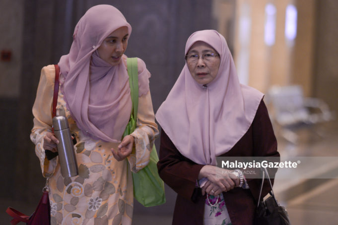 Datuk Seri Dr. Wan Azizah Wan Ismail berkata, beliau tidak tahu tentang khabar angin bahawa anaknya Nurul Izzah Anwar akan melangsungkan perkahwinan dengan Yang di-Pertuan Agong, Sultan Muhammad V.