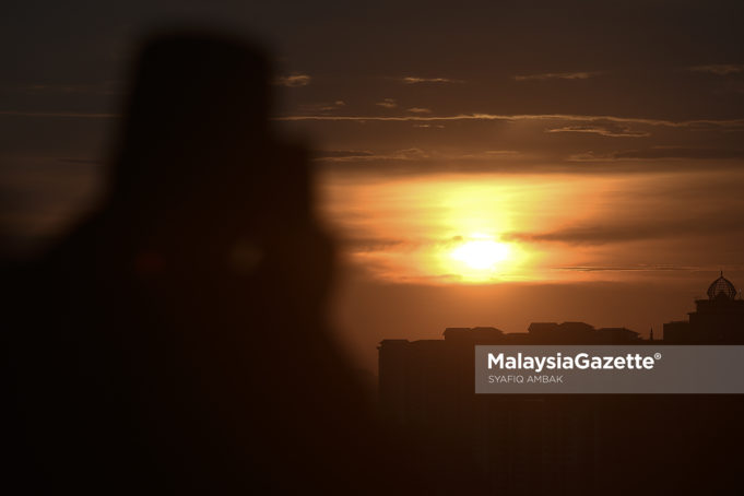 Seorang pengunjung menggunakan alat ukur untuk melihat anak bulan pada majlis Cerapan Rasmi Hilal Ramadan semasa tinjauan lensa Malaysia Gazette di Putrajaya International Convention Centre (PICC), Putrajaya. foto SYAFIQ AMBAK, 15 MEI 2018