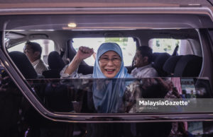 Presiden PKR, Datuk Seri Wan Azizah Wan Ismail meninggalkan perkarangan lobi utama selepas berjumpa Datuk Seri Anwar Ibrahim di Hospital Rehabilitasi Cheras, Kuala Lumpur. foto AFIQ RAZALI, 15 MEI 2018