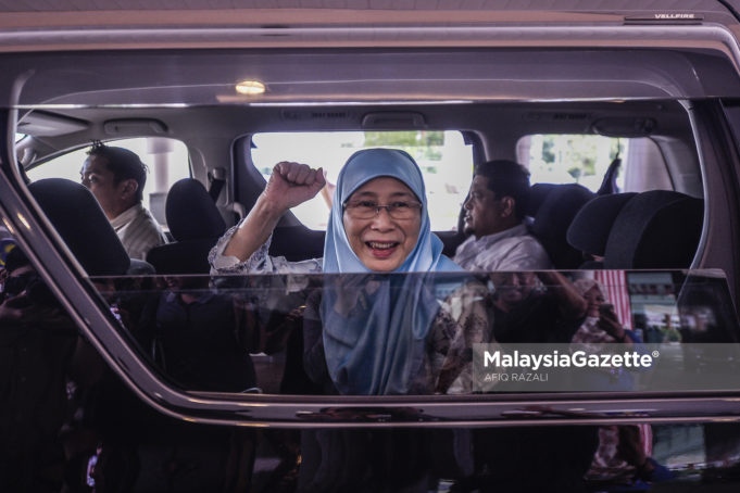 Presiden PKR, Datuk Seri Wan Azizah Wan Ismail meninggalkan perkarangan lobi utama selepas berjumpa Datuk Seri Anwar Ibrahim di Hospital Rehabilitasi Cheras, Kuala Lumpur. foto AFIQ RAZALI, 15 MEI 2018