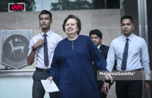Ahli Majlis Penasihat Negara, Tan Sri Dr. Zeti Akhtar Aziz berjalan keluar selepas perjumpaan dengan ahli-ahli pakar-pakar ekonomi dan pengurus dana global di Sasana Kijang, Kuala Lumpur. foto SYAFIQ AMBAK, 15 MEI 2018