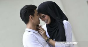 Izreen Azminda dan suaminya, Ude Wahid bergambar kenangan pada Majlis Pelancaran Produk Magika Arfgan Cleansing Flakes (MACF) di Ara Partners, Taman Melawati, Kuala Lumpur. foto NOOR ASREKUZAIREY SALIM, 15 MEI 2018