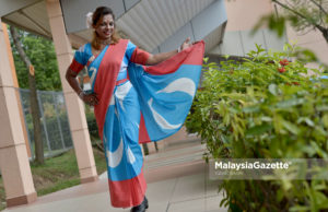 Devamalar, sari PKR dan Anwar Gelagat Devamalar Arumugam hadir memakai sari yang diperbuat dari bendera Pakatan Harapan bagi menyatakan sokongan kepada pembebasan Datuk Seri Anwar Ibrahim di Pusat Rehabilitasi Cheras, Kuala Lumpur. foto IQBAL BASRI, 15 MEI 2018
