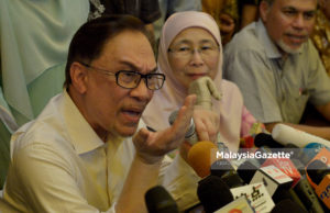 Anwar memberitahu, isterinya Dr Wan Azizah akan berundur sebaik beliau mengambil alih jawatan Perdana Menteri daripada Tun Dr Mahathir.