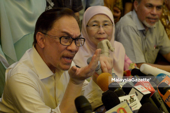 Anwar memberitahu, isterinya Dr Wan Azizah akan berundur sebaik beliau mengambil alih jawatan Perdana Menteri daripada Tun Dr Mahathir.