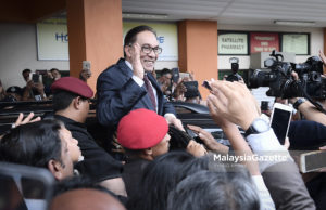 Datuk Seri Anwar Ibrahim melambai tangan kepada para media dan penyokongnya semasa keluar dari Hospital Rehabilitasi Cheras sebelum mengadap Yang di-Pertuan Agong Sultan Muhammad IV. foto SYAFIQ AMBAK, 16 MEI 2018.