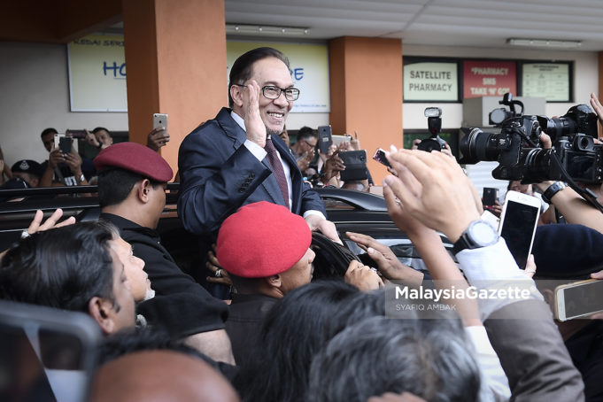 Datuk Seri Anwar Ibrahim melambai tangan kepada para media dan penyokongnya semasa keluar dari Hospital Rehabilitasi Cheras sebelum mengadap Yang di-Pertuan Agong Sultan Muhammad IV. foto SYAFIQ AMBAK, 16 MEI 2018.