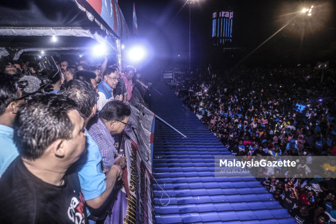 Ketua Umum PKR, Datuk Seri Anwar Ibrahim berucap pada Himpunan Merdeka Rakyat yang dihadiri oleh ribuan penyokong dan orang ramai di Padang Timur, Petaling Jaya, Selangor. foto AFIQ RAZALI, 16 MEI 2018.