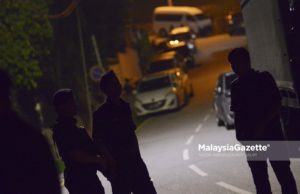 Polis masih berada di kediaman Najib