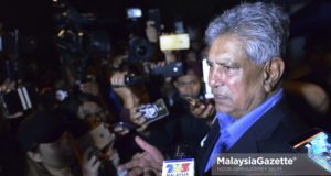 Peguambela kepada Datuk Seri Najib Tun Razak, Datuk Harpal Singh Grewal bercakap kepada media sebaik keluar dari kediaman mantan Perdana Menteri, Datuk Seri Najib Tun Razak selepas rumahnya digeledah oleh sepasukan polis berkaitan isu 1MDB di Jalan Langgak Duta, Kuala Lumpur. foto NOOR ASREKUZAIREY SALIM, 16 MEI 2018