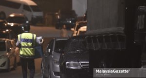 Suasana di luar kediaman bekas Perdana Menteri, Datuk Seri Najib Tun Razak yang diserbu dan digeledah malam tadi dipercayai ada kaitan dengan isu 1MDB di Jalan Langgak Duta, Kuala Lumpur. foto SYAFIQ AMBAK, 17 MEI 2018
