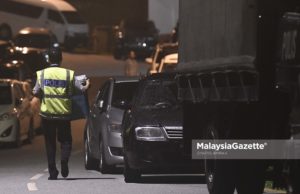 Suasana di luar kediaman bekas Perdana Menteri, Datuk Seri Najib Tun Razak yang diserbu dan digeledah malam tadi dipercayai ada kaitan dengan isu 1MDB di Jalan Langgak Duta, Kuala Lumpur. foto SYAFIQ AMBAK, 17 MEI 2018