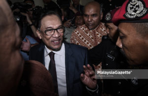 Pengarah Komunikasi PKR, Fahmi Fadzil di laman Twitter memberitahu bahawa Anwar telah dibawa ke Pusat Perubatan Universiti Malaya dan dirawat di wad kecemasan Unit Pesakit Luar.