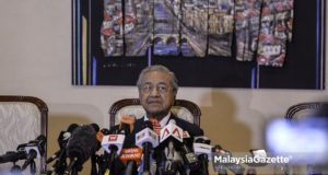 Tun Mahathir dalam sidang media di Menara Yayasan Selangor, Petaling Jaya.