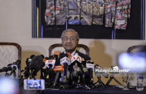 Tun Mahathir dalam sidang media di Menara Yayasan Selangor, Petaling Jaya.