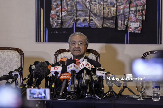 Tun Mahathir dalam sidang media di Menara Yayasan Selangor, Petaling Jaya.