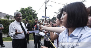 Peguambela kepada Datuk Seri Najib Tun Razak, Datuk Harpal Singh Grewal (kiri) bercakap kepada para pengamal media selepas rumah bekas perdana menteri itu digeledah sepasukan polis bagi membantu siasatan skandal 1MDB di Jalan Langgak Duta, Kuala Lumpur. foto SYAFIQ AMBAK, 17 MEI 2018.