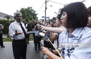 Peguambela kepada Datuk Seri Najib Tun Razak, Datuk Harpal Singh Grewal (kiri) bercakap kepada para pengamal media selepas rumah bekas perdana menteri itu digeledah sepasukan polis bagi membantu siasatan skandal 1MDB di Jalan Langgak Duta, Kuala Lumpur. foto SYAFIQ AMBAK, 17 MEI 2018.