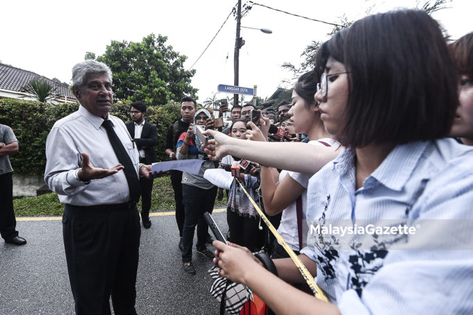 Peguambela kepada Datuk Seri Najib Tun Razak, Datuk Harpal Singh Grewal (kiri) bercakap kepada para pengamal media selepas rumah bekas perdana menteri itu digeledah sepasukan polis bagi membantu siasatan skandal 1MDB di Jalan Langgak Duta, Kuala Lumpur. foto SYAFIQ AMBAK, 17 MEI 2018.