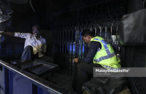 Polis bawa keluar kotak biru dari kediaman Najib Kenderaan polis keluar dari perkarangan bekas Perdana Menteri, Datuk Seri Najib Tun Razak selepas mengambil barangan yang akan membantu siasatan berkaitan isu 1MDB di Jalan Langgak Duta, Kuala Lumpur. foto SYAFIQ AMBAK, 17 MEI 2018.