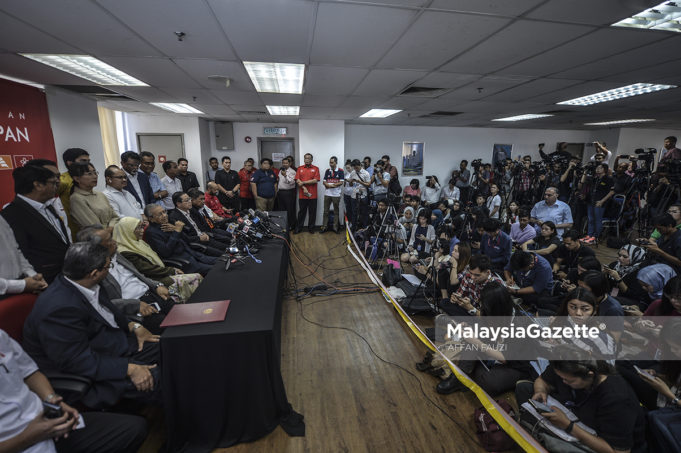 Perdana Menteri merangkap Pengerusi Pakatan Harapan, Tun Dr. Mahathir Mohamad bercakap pada sidang media mengenai majlis presiden Pakatan Harapan di Menara Yayasan Selangor, Petaling Jaya, Selangor. foto AFFAN FAUZI, 17 MEI 2018.