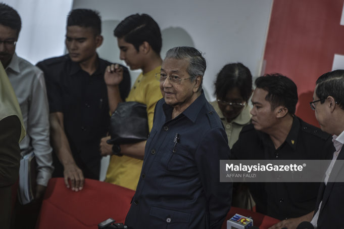 MGF17052018_SIDANG MEDIA PAKATAN HARAPAN07(1) Perdana Menteri merangkap Pengerusi Pakatan Harapan, Tun Dr. Mahathir Mohamad pada sidang media mengenai majlis presiden Pakatan Harapan di Menara Yayasan Selangor, Petaling Jaya, Selangor. foto AFFAN FAUZI, 17 MEI 2018