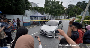 Kelihatan sebuah kenderaan yang dinaiki pegawai SPRM meninggalkan kediaman Bekas Perdana Menteri, Datuk Seri Najib Tun Razak di Jalan Langgak Duta, Kuala Lumpur. foto IQBAL BASRI, 18 MEI 2018