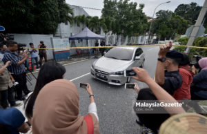 Kelihatan sebuah kenderaan yang dinaiki pegawai SPRM meninggalkan kediaman Bekas Perdana Menteri, Datuk Seri Najib Tun Razak di Jalan Langgak Duta, Kuala Lumpur. foto IQBAL BASRI, 18 MEI 2018
