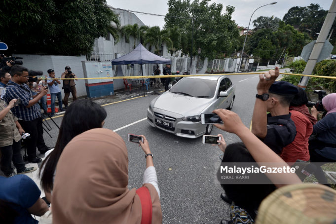 Kelihatan sebuah kenderaan yang dinaiki pegawai SPRM meninggalkan kediaman Bekas Perdana Menteri, Datuk Seri Najib Tun Razak di Jalan Langgak Duta, Kuala Lumpur. foto IQBAL BASRI, 18 MEI 2018