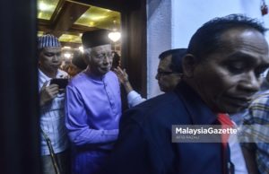 Bekas Perdana Menteri, Datuk Seri Najib Tun Razak bersalaman dengan jemaah Surau Ar-Rahman di Pusat Dagangan Dunia Putra selepas menunaikan solat Jumaat. foto AFIQ RAZALI, 16 MEI 2018.