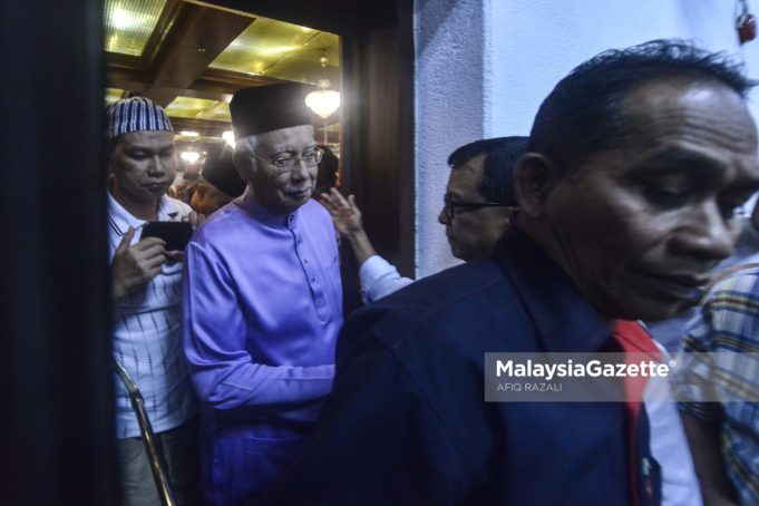Bekas Perdana Menteri, Datuk Seri Najib Tun Razak bersalaman dengan jemaah Surau Ar-Rahman di Pusat Dagangan Dunia Putra selepas menunaikan solat Jumaat. foto AFIQ RAZALI, 16 MEI 2018.