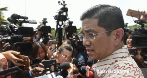 Menteri Besar Selangor, Datuk Seri Azmin Ali bercakap kepada media selepas hadir untuk berjumpa Perdana Menteri, Tun Dr Mahathir Mohamad di Yayasan Kepimpinan Perdana, Putrajaya. foto FAREEZ FADZIL, 19 MEI 2018