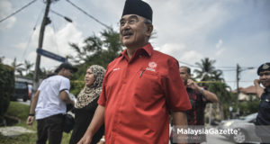 Ketua UMNO Bahagian Bukit Katil, Tan Sri Mohd Ali Mohd Rustam bersama isterinya hadir untuk melawat Bekas Perdana Menteri, Datuk Seri Najib Tun Razak di Jalan Langgak Duta, Kuala Lumpur. foto AFFAN FAUZI, 19 MEI 2018