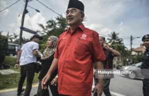 Ketua UMNO Bahagian Bukit Katil, Tan Sri Mohd Ali Mohd Rustam bersama isterinya hadir untuk melawat Bekas Perdana Menteri, Datuk Seri Najib Tun Razak di Jalan Langgak Duta, Kuala Lumpur. foto AFFAN FAUZI, 19 MEI 2018