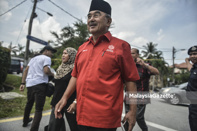 Ketua UMNO Bahagian Bukit Katil, Tan Sri Mohd Ali Mohd Rustam bersama isterinya hadir untuk melawat Bekas Perdana Menteri, Datuk Seri Najib Tun Razak di Jalan Langgak Duta, Kuala Lumpur. foto AFFAN FAUZI, 19 MEI 2018
