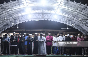 Najib, Rosmah Solat Tarawih Bersama di Pekan