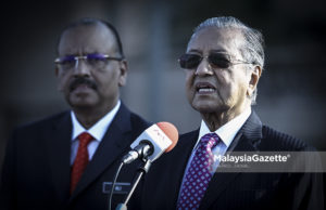 Perdana Menteri, Tun Dr Mahathir Mohamad diiringi Ketua Setiausaha Negara, Tan Sri Ali Hamsa berucap pada perhimpunan pertama bersama warga Jabatan Perdana Menteri di Dataran Putra, Bangunan Perdana Putra, Putrajaya. foto HAZROL ZAINAL, 21 MEI 2018.
