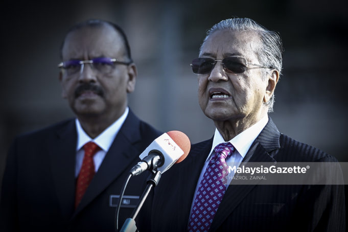 Perdana Menteri, Tun Dr Mahathir Mohamad diiringi Ketua Setiausaha Negara, Tan Sri Ali Hamsa berucap pada perhimpunan pertama bersama warga Jabatan Perdana Menteri di Dataran Putra, Bangunan Perdana Putra, Putrajaya. foto HAZROL ZAINAL, 21 MEI 2018.