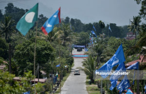Perang bendera dari pelbagai parti sudah mula kelihatan ketika tinjauan lensa Malaysia Gazette di sekitar jalan Kampung Manjoi Ipoh, Perak.