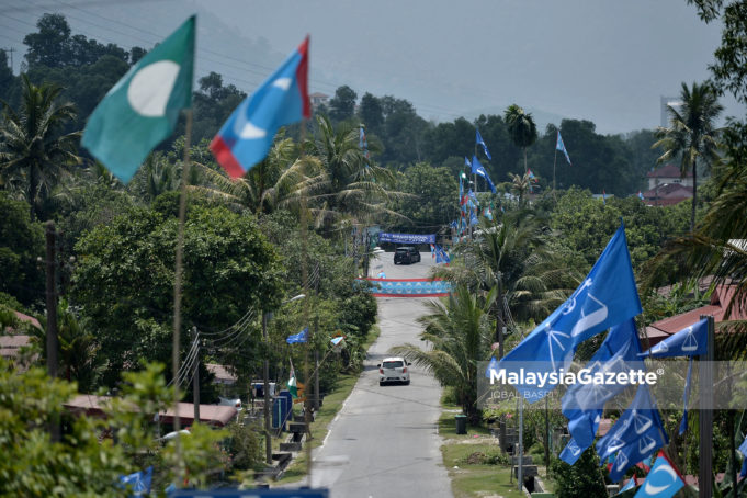 Perang bendera dari pelbagai parti sudah mula kelihatan ketika tinjauan lensa Malaysia Gazette di sekitar jalan Kampung Manjoi Ipoh, Perak.