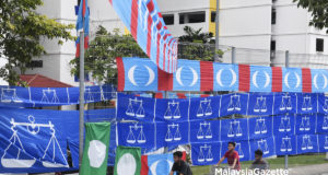 Beberapa budak bermain basikal melintasi bendera-bendera parti politik menjelang Pilihanraya Umum ke-14 (PRU14) ketika tinjauan Lensa Malaysia Gazette di sekitar Pantai Dalam, Bangsar, Kuala Lumpur. foto FAREEZ FADZIL, 22 APRIL 2018