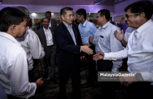 Menteri Pertanian dan Industri Asas Tani, Salahuddin Ayub (tengah) diiringi Ketua Setiausaha Kementerian Pertanian dan Industri Asas Tani, Datuk Seri Dr. Ismail Bakar (dua kiri) bersalaman dengan sebahagian kakitangan yang hadir pada Majlis Berbuka Puasa bersama warga Kementerian MoA di Tapak Ekspo Pertanian Malaysia Serdang (MAEPS) Serdang, Selangor. foto HAZROL ZAINAL, 22 MEI 2018.