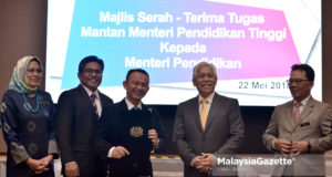 Menteri Pendidikan, Dr. Maszlee Malik (tiga kiri) bergambar bersama dokumen sebagai gimik penerimaan tugas sambil diiringi bekas Menteri Pendidikan Tinggi, Datuk Seri Idris Jusoh (dua kanan) pada Majlis Serah Terima Tugas di Dewan Zaaba Kementerian Pengajian Tinggi, Putrajaya. foto IQBAL BASRI, 22 MEI 2018