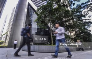 Kelihatan orang ramai melalui di hadapan bangunan Menara Ilham, Jalan Binjai, Kuala Lumpur. foto AFIQ RAZALI, 22 MEI 2018.