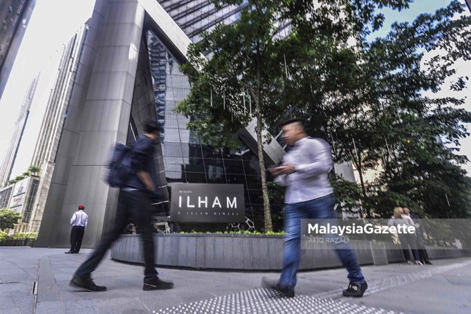 Kelihatan orang ramai melalui di hadapan bangunan Menara Ilham, Jalan Binjai, Kuala Lumpur. foto AFIQ RAZALI, 22 MEI 2018.