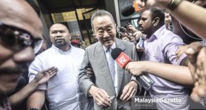Ahli Majlis Penasihat Kerajaan, Tan Sri Robert Kuok diserbu pihak media selepas menghadiri mesyuarat dan meninggalkan Menara Ilham, Kuala Lumpur. foto AFIQ RAZALI, 22 MEI 2018.